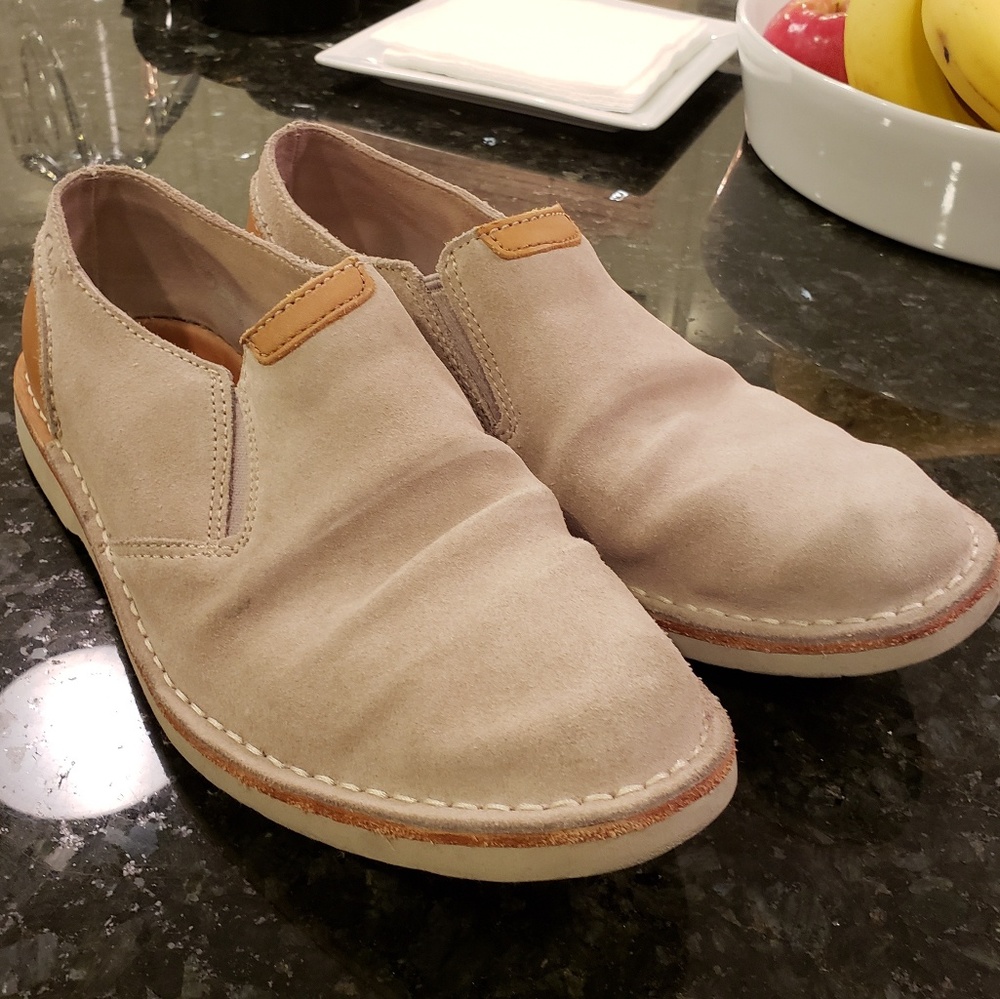 TAN SUEDE CLARKS SLIP-ONS